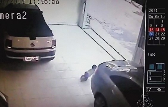 Megmenekült a haláltól a tolató autó alá mászott kisbaba! - videó