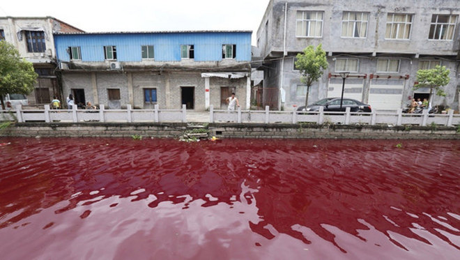 Vérvörössé vált egy kínai folyó!  - fotók