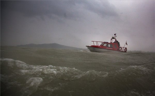 Kékszalag - A vihar miatt bajba került hajókat mentik a versenyen