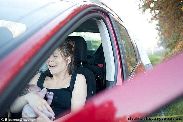 Megható fotók a nőről, aki az autóban szülte meg babáját