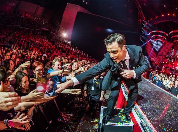 Robbie Williams eltörte a rajongója karját