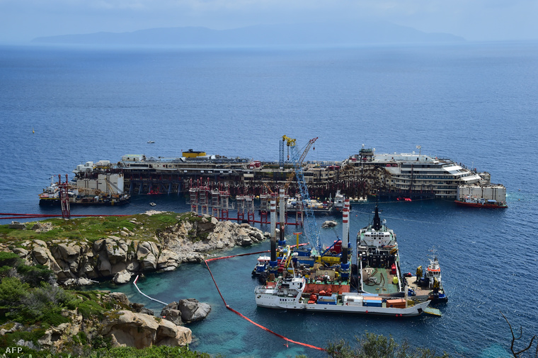 Costa Concordia - Eltávolodott Giglio szigetétől és Genova felé tart a hajóroncs