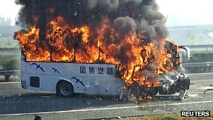 Szándékos gyújtogatás következtében borult lángba egy busz Kínában, sok sérült