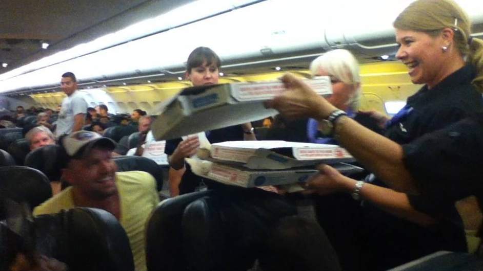 A pilóta pizzát rendelt az utasoknak