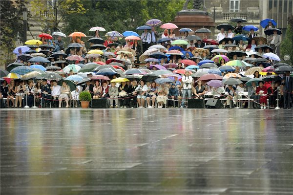 Augusztus 20. - Esernyők és esőkabátok színezték tarkára a rakpartot és a budai Várat
