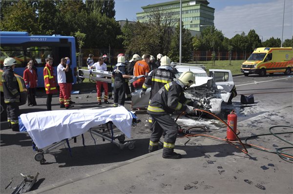 Busz és személyautó ütközött a Jászberényi úton, egy ember meghalt