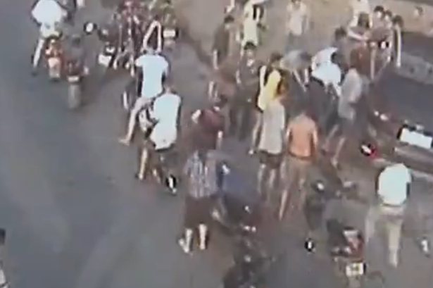 Járókelők emelték le a kocsit az elgázolt nőről! – sokkoló videó