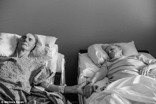 Igazi szerelem: 62 év házasság után, egymás kezét fogva haltak meg 