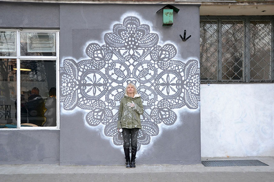 Gyönyörű csipkékkel díszíti az utcákat a lengyel művésznő