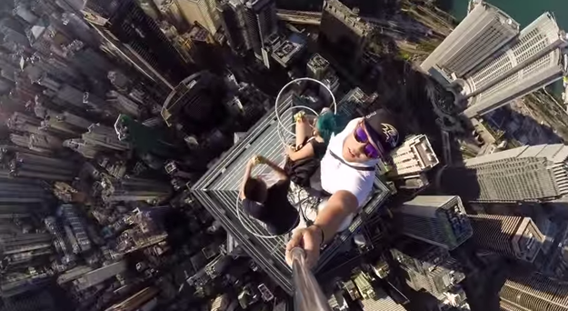 Szelfi egy hongkongi felhőkarcoló tetejéről - fotók és videó