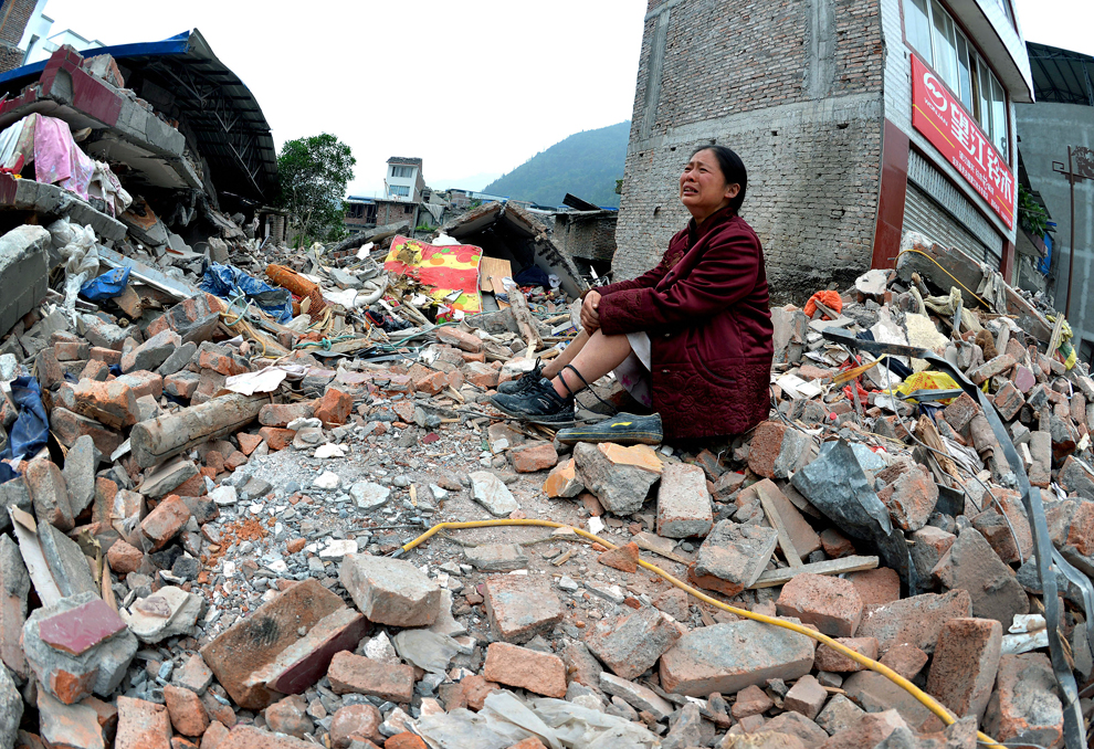 Földrengés Délnyugat-Kínában - Több halott, a hatóságok fertőzésveszélyre figyelmeztetnek
