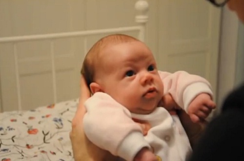 Így lehet a babát 1 perc alatt elaltatni! – videó