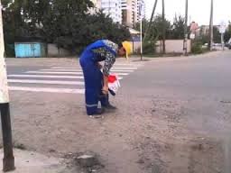 Tajtrészeg a kazah utcai takarító, plusz ráadás, ne hagyja ki - videó!