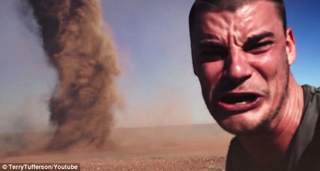 Ez tényleg a világ legveszélyesebb selfie-je! - egy férfi a tornádóval - fotók és videó