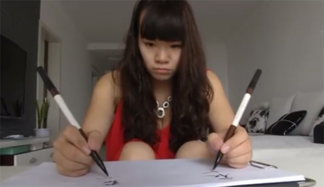 Egyszerre ír a kezeivel és a lábaival a kínai lány! – videó