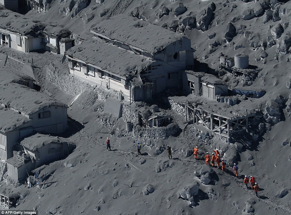 Képek a halálos áldozatokkal járó japán vulkánkitörésről 