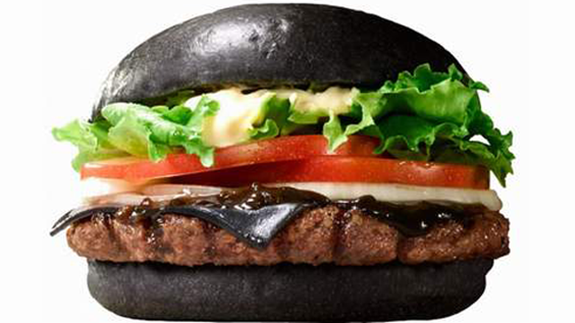Fekete hamburgert dobnak piacra Japánban – fotó
