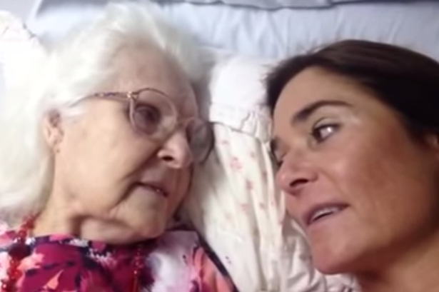Lánya segít Alzheimer-kóros édesanyjának, hogy felismerje őt - megható videó