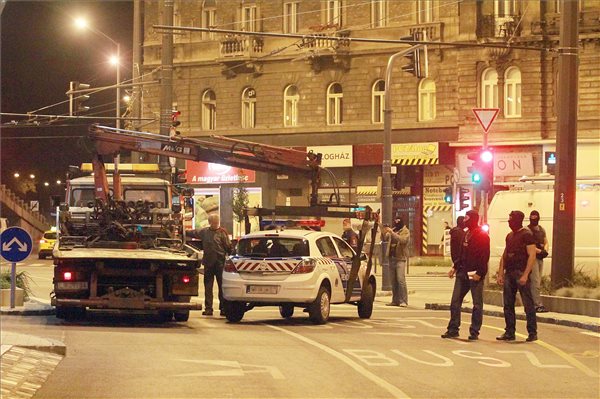 Rendőröket fogott el a TEK Budapesten (2. rész)