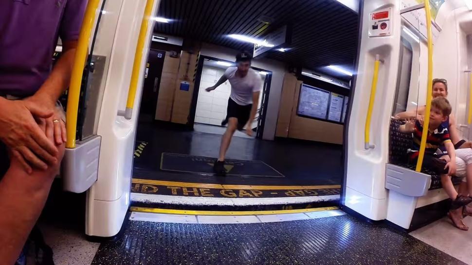 Leszállt a metróról, sprintelt egy megállót, majd visszaszállt – videó