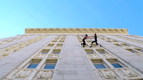 Videó! Gyönyörű függőleges tánc a városháza falán