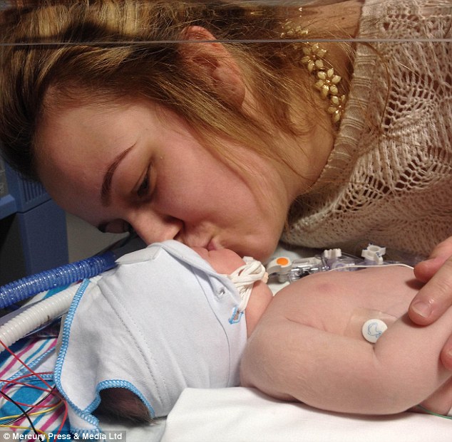 26 percig állt a szíve a babának, miután megszületett