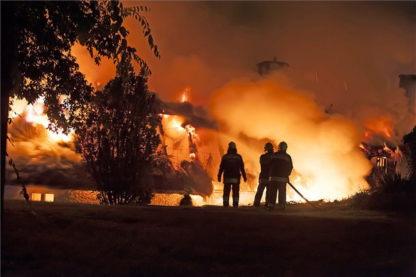 Leégett egy nádfedeles lakóház Gödöllőn