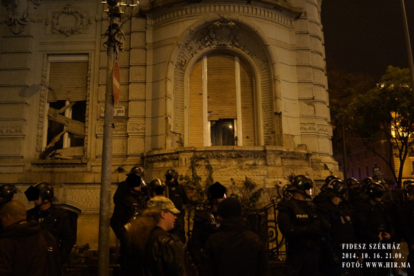 A Fidesz székház tegnapi megrongálóit elkapták és a rendőrség Korrupciós és Gazdasági Bűnözés Elleni Főosztálya nyomoz az ügyben