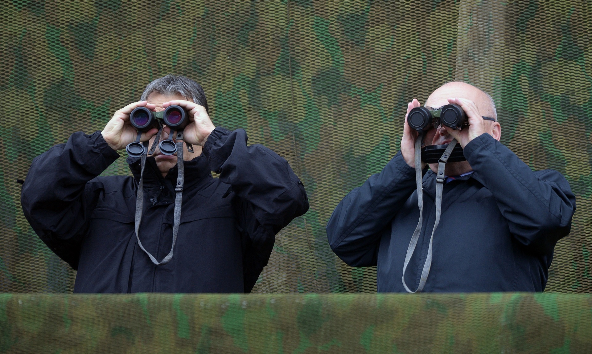 A Honvédelmi miniszterünk le sem vette a kupakot a távcsőről, úgy nézte a hadgyakorlatot. Orbán Viktor arca pedig szétfolyt a képen. 