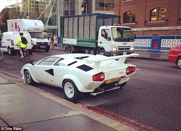 Egy gazdátlan Lamborghini rejtélye a londoni Tower-híd közepén – fotók és videó!