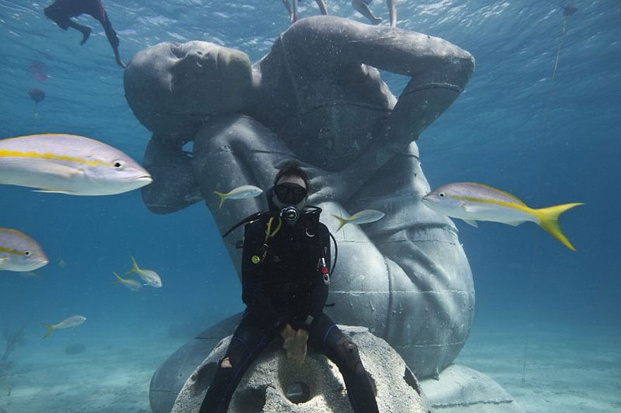 Egy csodálatos víz alatti szobor tartja a vállán az óceánt