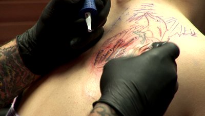 Így néz ki, mikor tetoválnak - videó (+18)