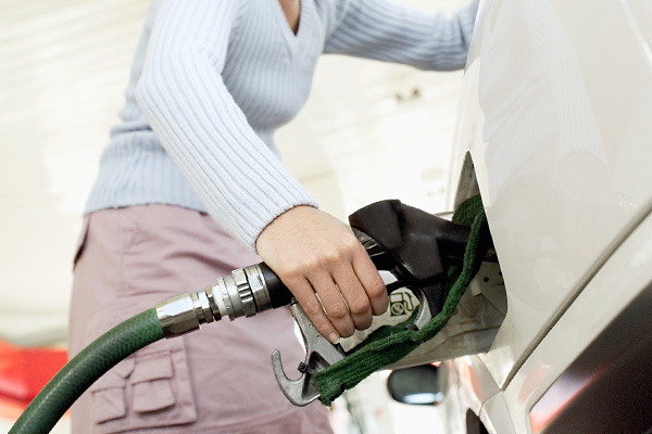 10 forint egy liter benzin 2014-ben és ez nem átverés (megmutatjuk hol juthatsz hozzá ilyen olcsón a benzinhez)