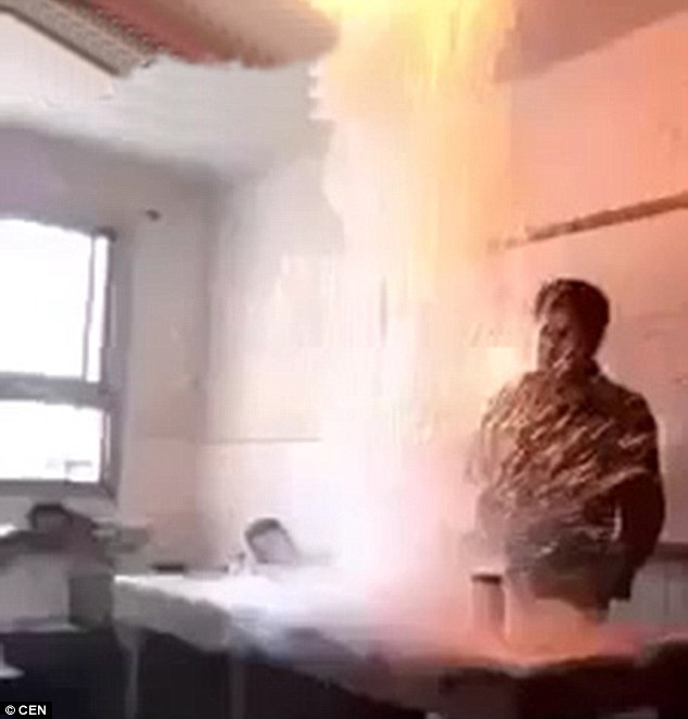 Az egyiptomi tanár kémia kísérlete felrobbant az osztályban - videó