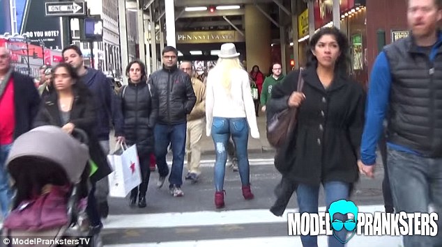 10 órán át mászkált testére festett nadrágban a modell, de senkinek sem tűnt fel! – videó