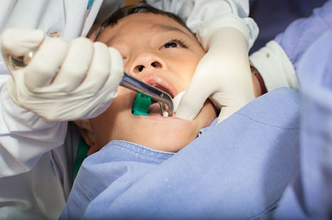 202 fogát távolították el egy 7 éves kislánynak - fotó