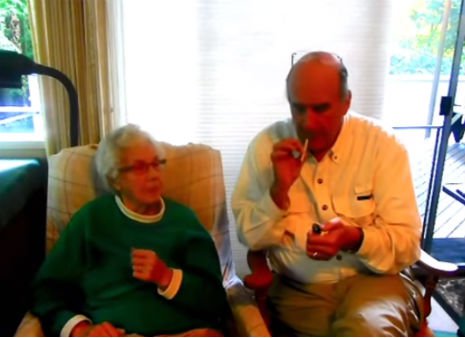 Amikor a 93 éves nagymama először szív füves cigit - videó
