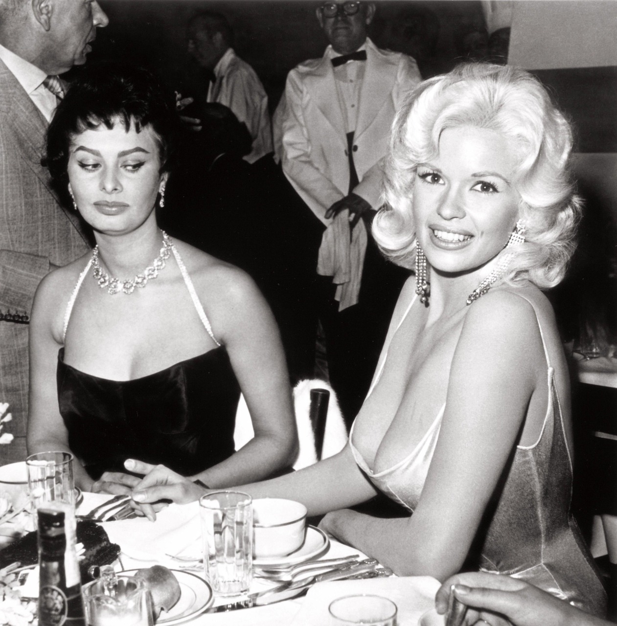 Sophia Loren beismerte, hogy tényleg a színésznő melleit nézte a híres fotón