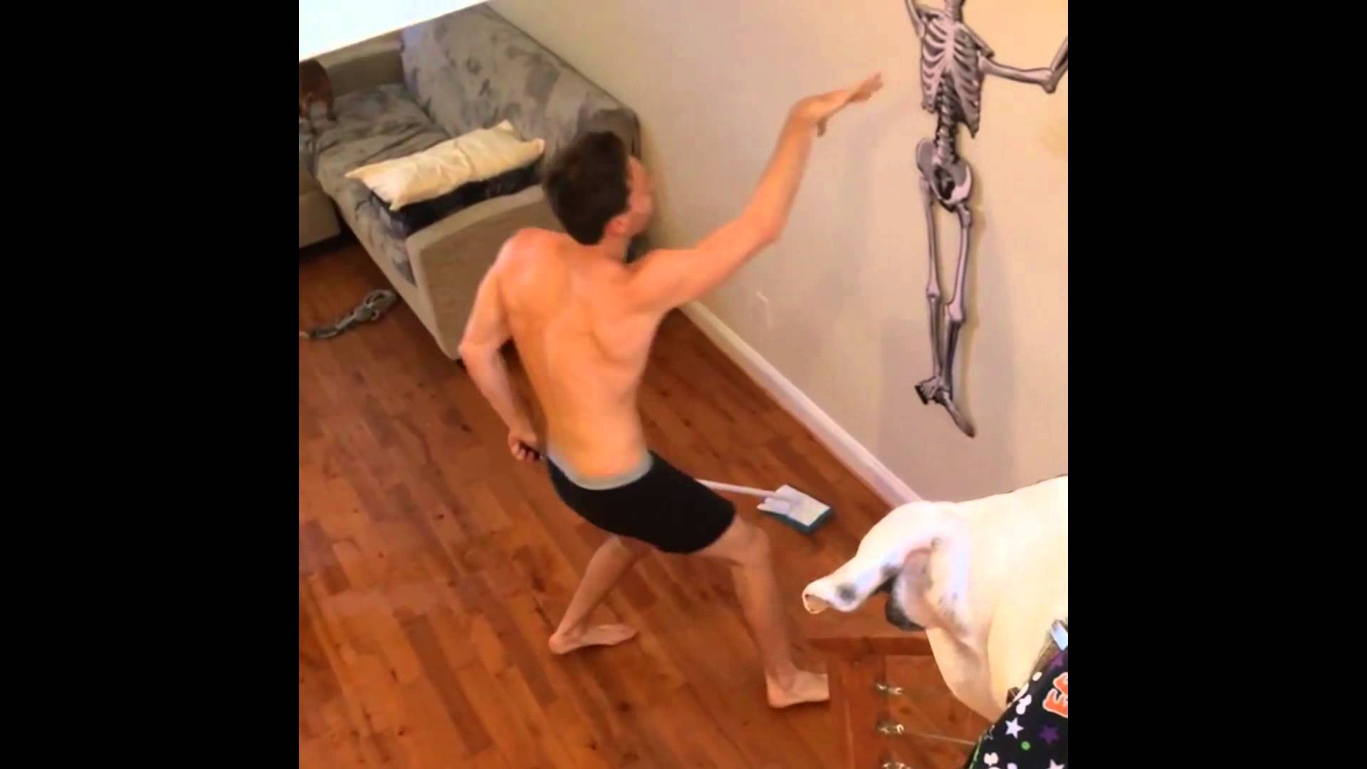 Boxerben, takarítás közben táncoló fiú az internet új sztárja! – videó