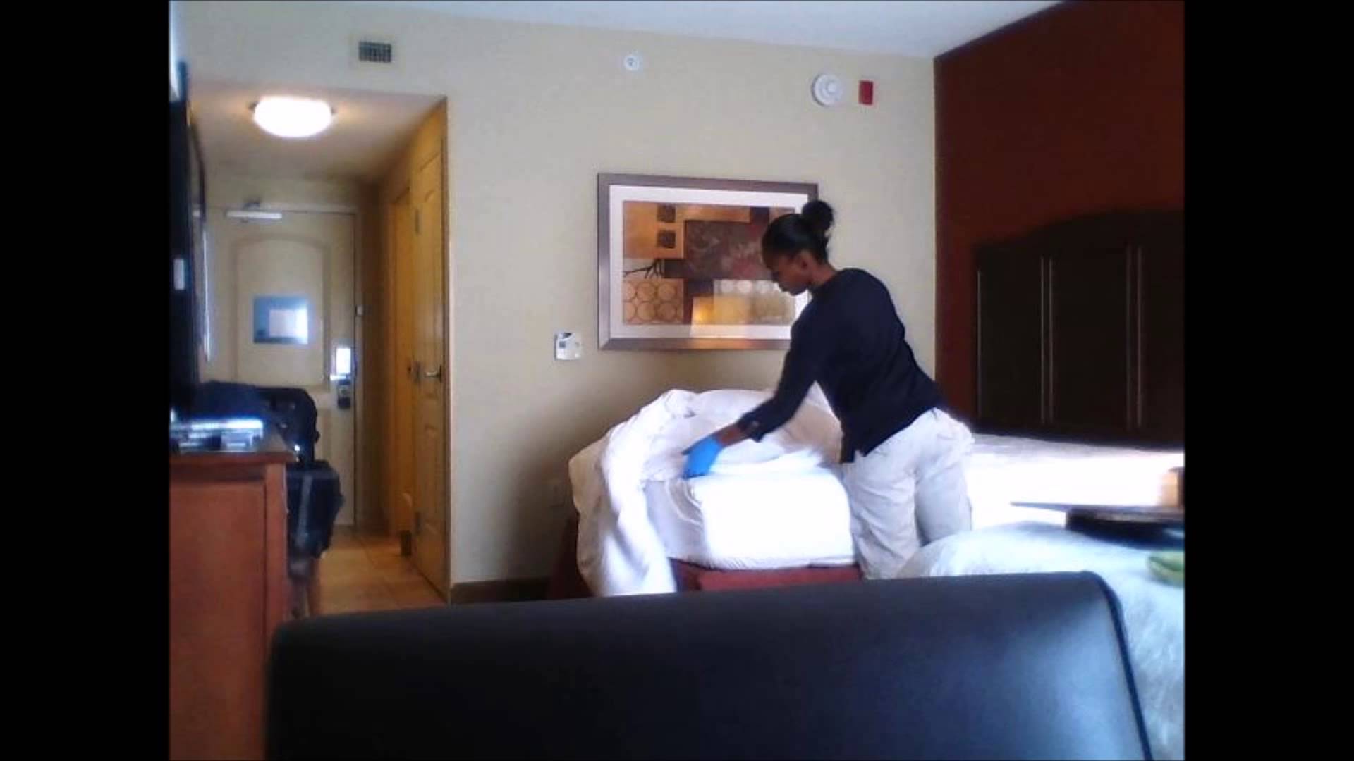 Ezt műveli a szobalány a vendég üres szobájában! – videó