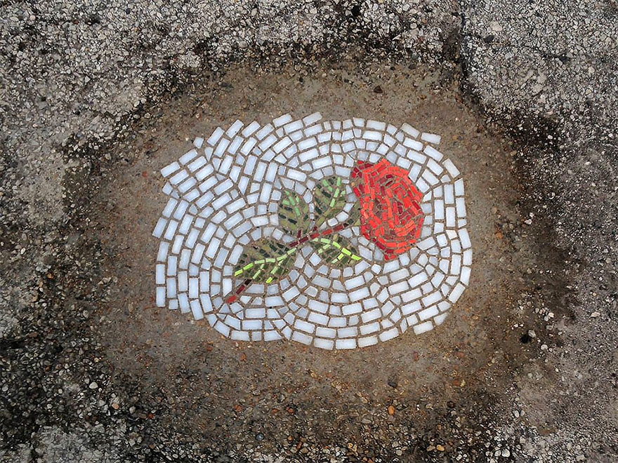 A művész, aki virágos mozaikokkal tölti be a kátyúkat
