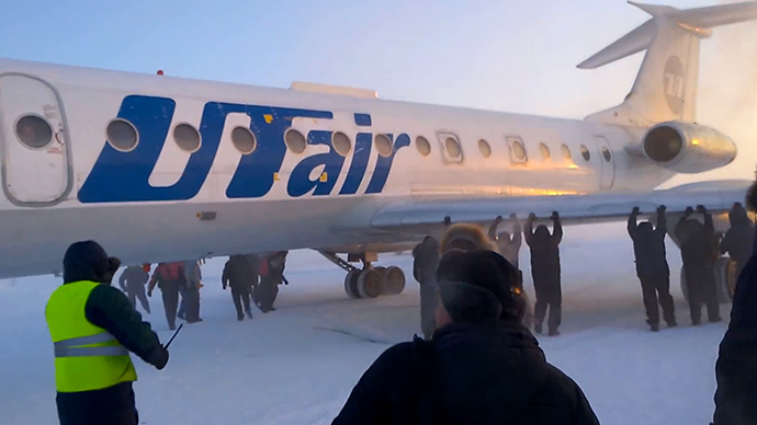 A repülőgépet úgy kellett betolni, mint egy Verhovinát! - videó