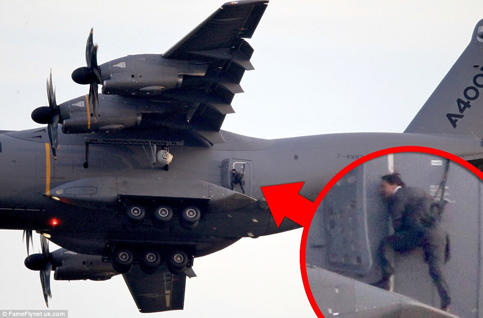 Tom Cruise kaszkadőr nélkül végzett el egy veszélyes mutatványt egy katonai repülőgépen – fotók és videó!