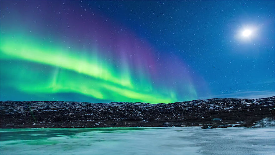 Csodálatos sarki fény Grönland és Izland felett