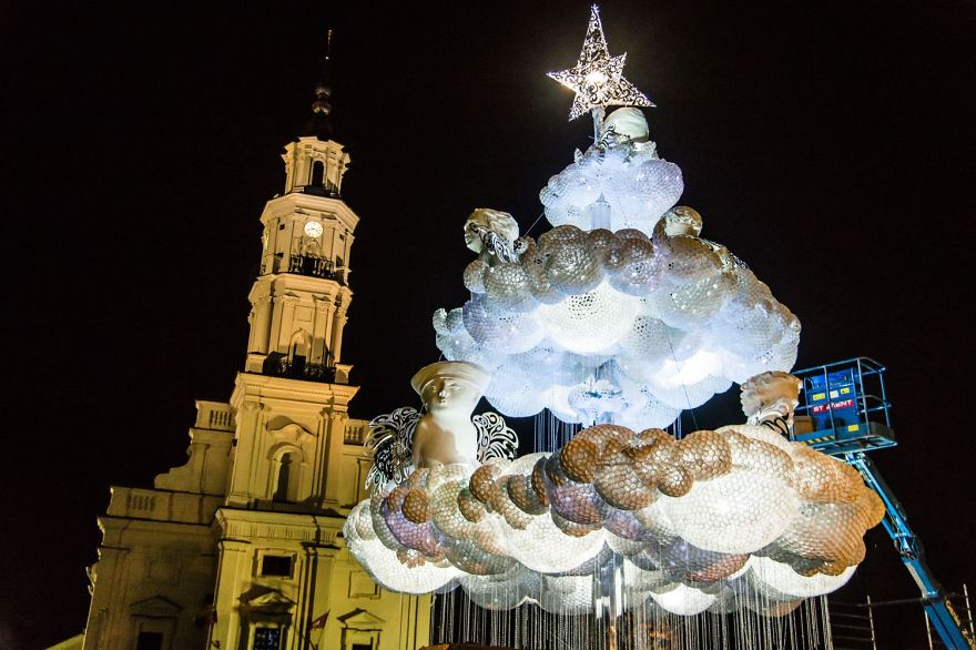 Litvánia egyik városa elképesztő karácsonyfát kapott idén