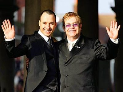 Összeházasodott Sir Elton John és férfi élettársa