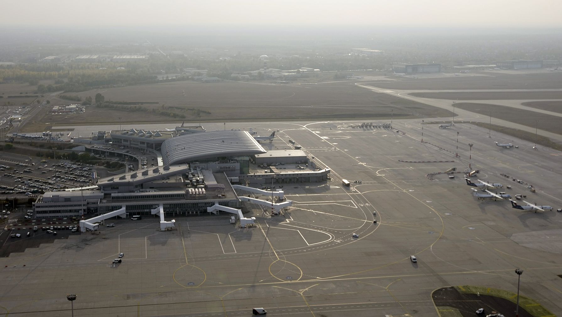 Közel 700 ezer utas fordult meg novemberben a Liszt Ferenc Nemzetközi Repülőtéren