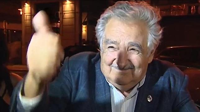 Így ad pénzt egy koldusnak a világ legszerényebb elnöke José Mujica – videó