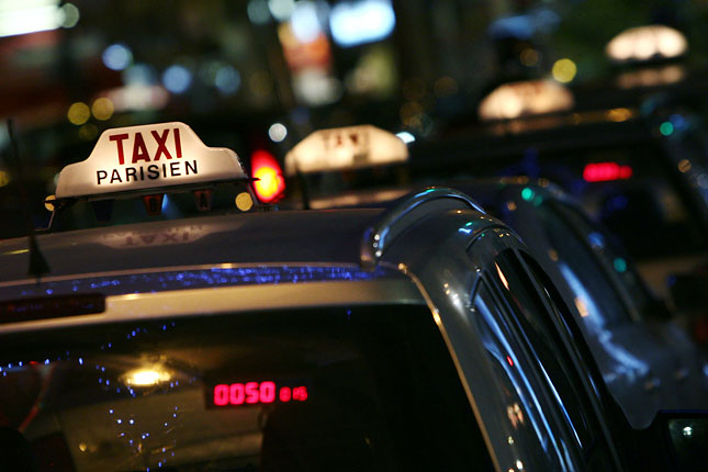 Taxisblokád hétfőn Párizsban az Uber ellen