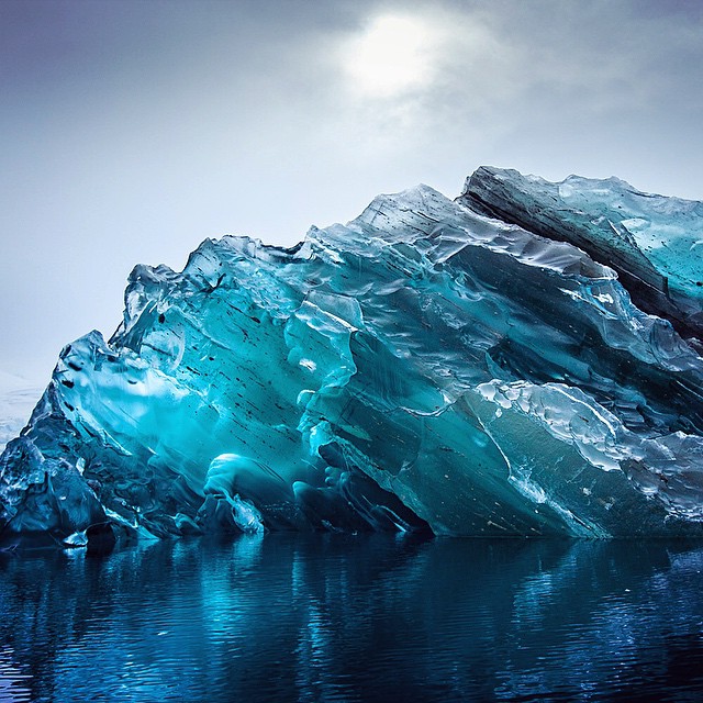 Fotók készültek egy lenyűgöző jéghegyről, ami drágakőként pompázik